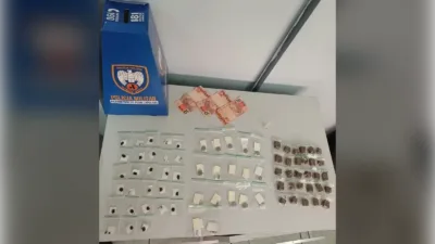Drogas, R$ 30 e caixa da Polícia Militar sobre mesa após apreensão no bairro Santo André, em Vitória