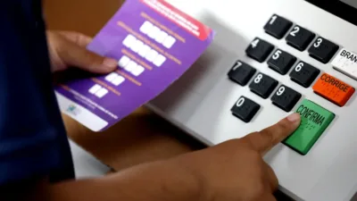 Urna eletrônica apresentada pelo TSE