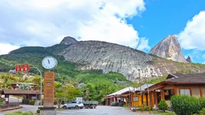 Rota do Lagarto, com a Pedra Azul ao fundo, em Domingos Martins