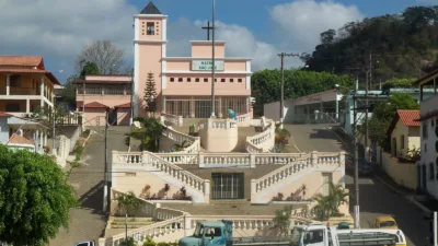Igreja de São José e escadaria, em Fundão