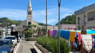 Praça Nossa Senhora do Líbano, com a Igreja Matriz de São José, em João Neiva