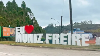 Letreiro Eu Amo Muniz Freire, às margens da BR-262