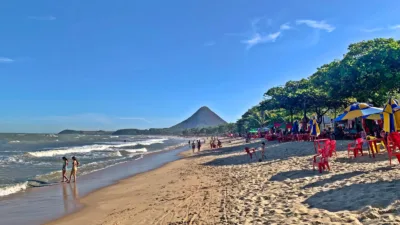 Orla de Piúma, com o Monte Aghá ao fundo