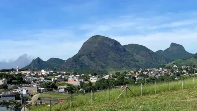 Vista parcial da sede de Cariacica, com o Monte Mochuara ao fundo